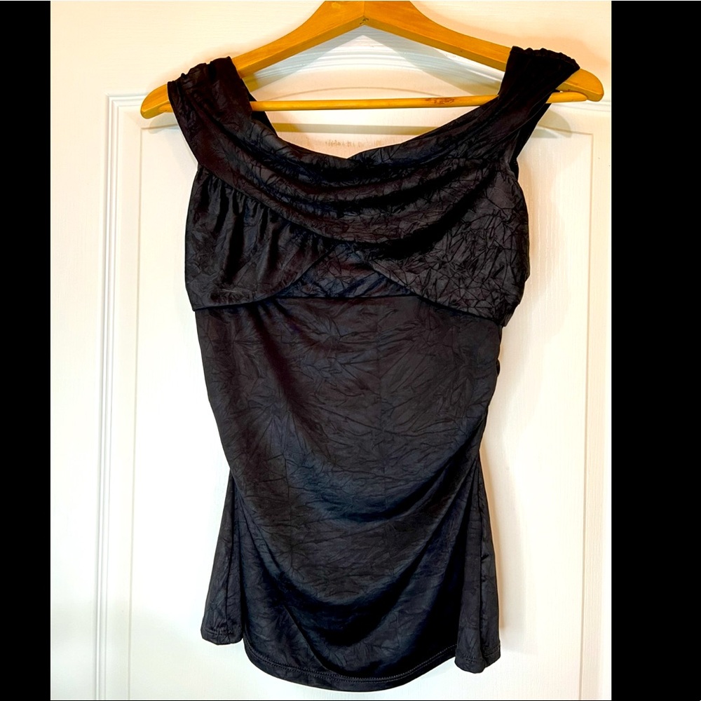 NWOT Black Guess Top Size M